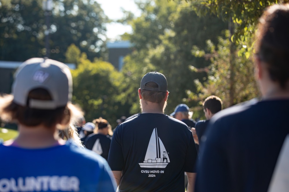 A large crowd on GVSU Alumni on their way to help new lakers move into their dorm